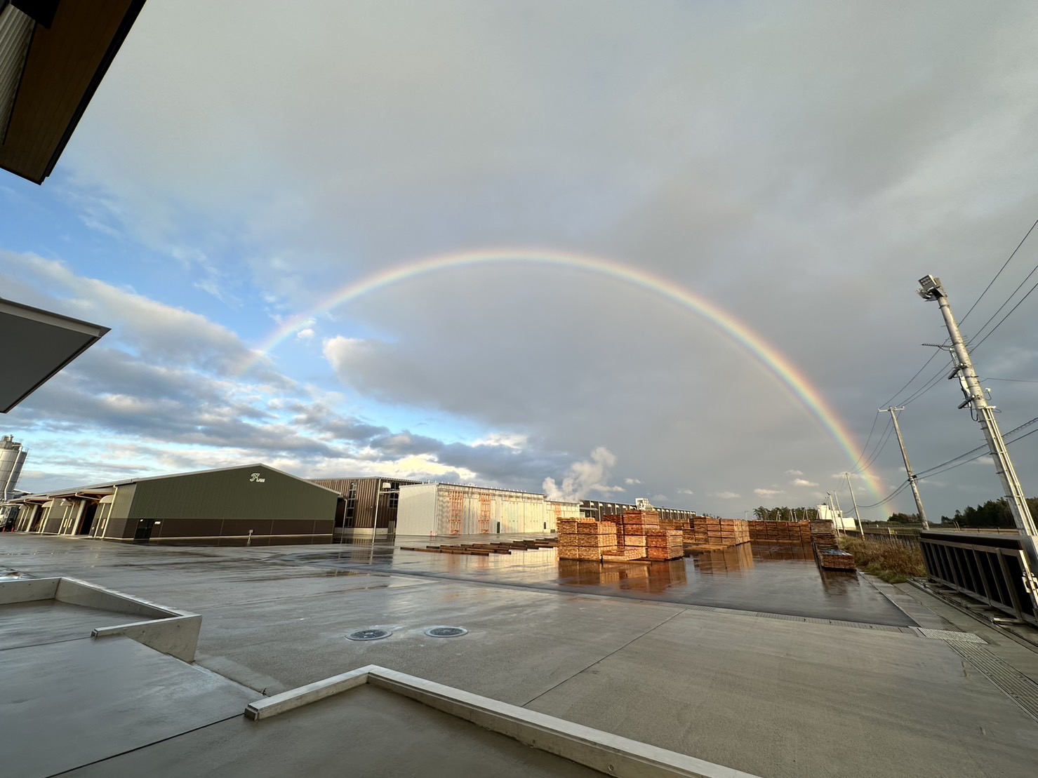 虹に包まれた工場 株式会社ウッドコア
