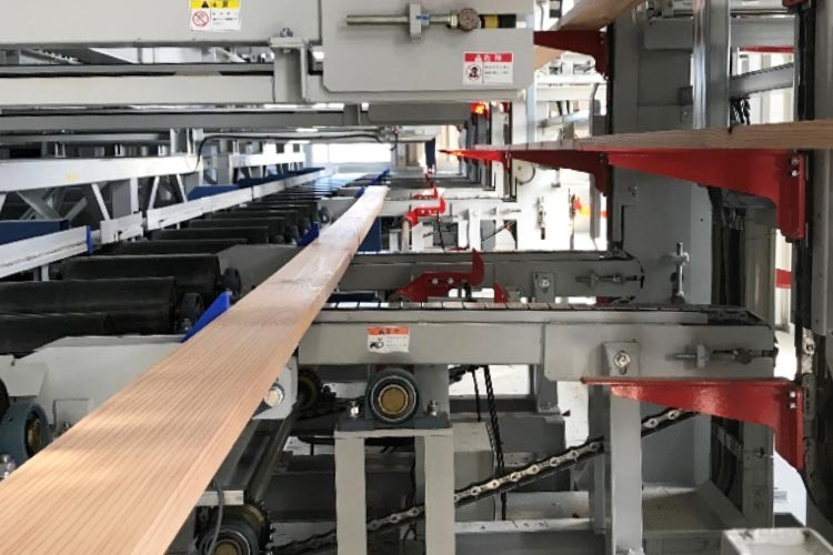 株式会社ウッドコア 福島イノベーションコースト構想のもと、福島の復興を木造建築から支えます。 製造の流れ 原木の剥皮(リングバーカー)